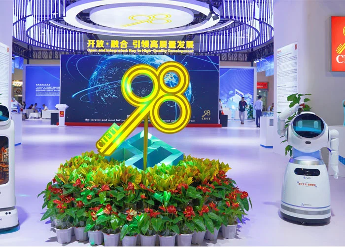 优必选携商用机器人家族亮相第二十三届厦门国际投资贸易洽谈会